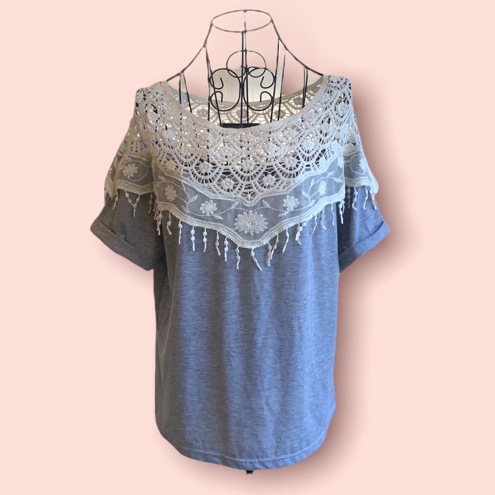 Macrame & lace detail cropped short sleeve tee! Size L